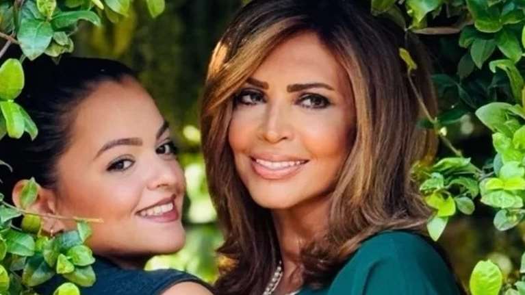 Δυο οπτασίες | Μιμή &amp; Μαριτίνα Ντενίση ποζάρουν με τα γιορτινά τους στον πανέμορφο κήπο τους στον Θεολόγο