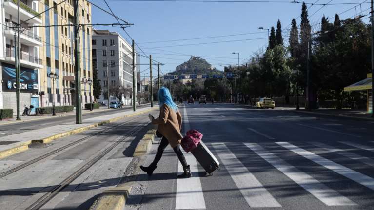 Το online εργαλείο της Apple για τον κορονοϊό: Μείωση 63% στο περπάτημα και 68% στην οδήγηση