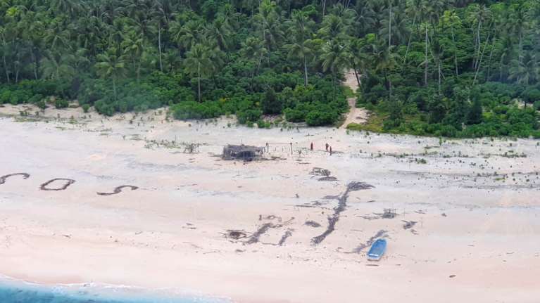 Απίστευτο: Τρεις ναυαγοί σε νησί του Ειρηνικού έγραψαν SOS στην άμμο και διασώθηκαν [Εικόνες-βίντεο]