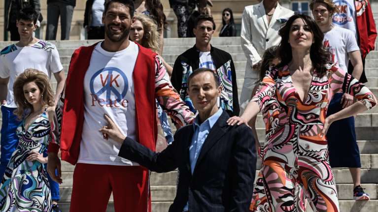 Βασίλειος Κωστέτσος: Επίδειξη μόδας στην πλατεία Συντάγματος για τον πόλεμο στην Ουκρανία [Βίντεο]