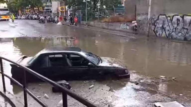 Ισχυρό μπουρίνι στη Θεσσαλονίκη: "Βυθίστηκαν" αυτοκίνητα - Απομακρύνουν τα νερά με σκούπες από καταστήματα [Βίντεο]