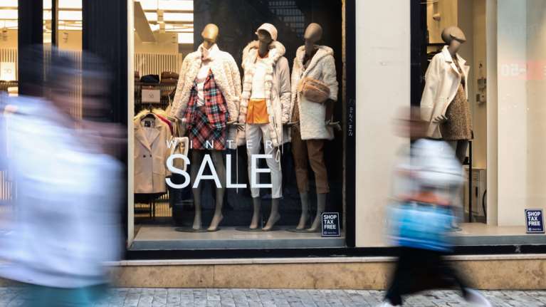 Αντίστροφη μέτρηση για τις θερινές εκπτώσεις - Ποια Κυριακή θα είναι ανοιχτά τα καταστήματα