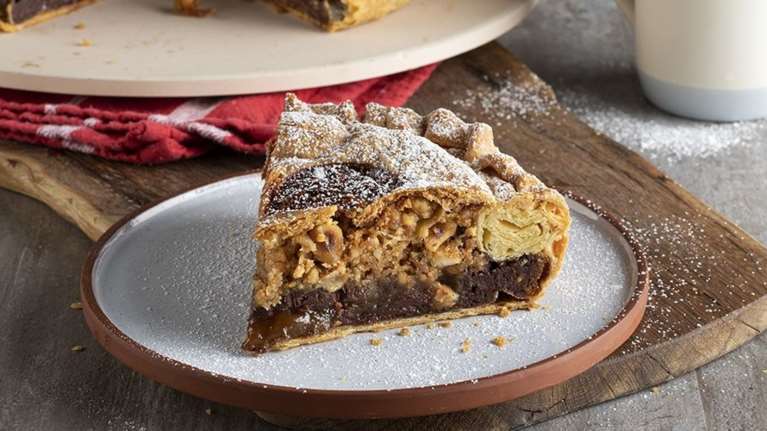 Πετρετζίκης: Συνταγή για πίτα με σοκολάτα και καραμελωμένα φουντούκια, όνειρο