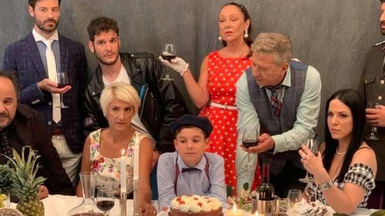 Η τούρτα της μαμάς: Τα πρώτα πλάνα της νέας σειράς των Ρήγα - Αποστόλου στην ΕΡΤ