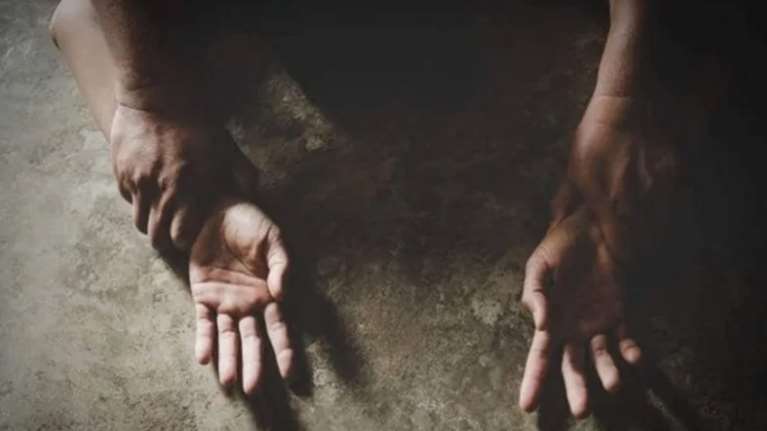 Πετράλωνα: Καταγγελία από τη νονά της 22χρονης - "Υπάρχει φωτογραφία με τη μάνα να φιλά στο στόμα την κόρη μου"