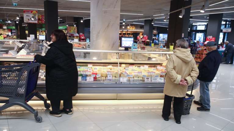 Καλάθι του νοικοκυριού: Εξήντα από 51 τα προϊόντα, μεταξύ τους και το μοσχάρι - Και ειδικά προϊόντα για τη Σαρακοστή