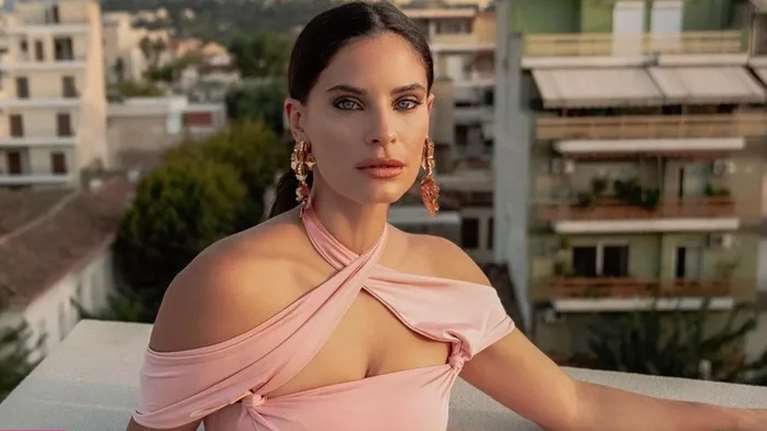 5 Ελληνίδες celebrities προτείνουν το hair accessory που κάνει τα μαλλιά να δείχνουν σαν κομμωτηρίου