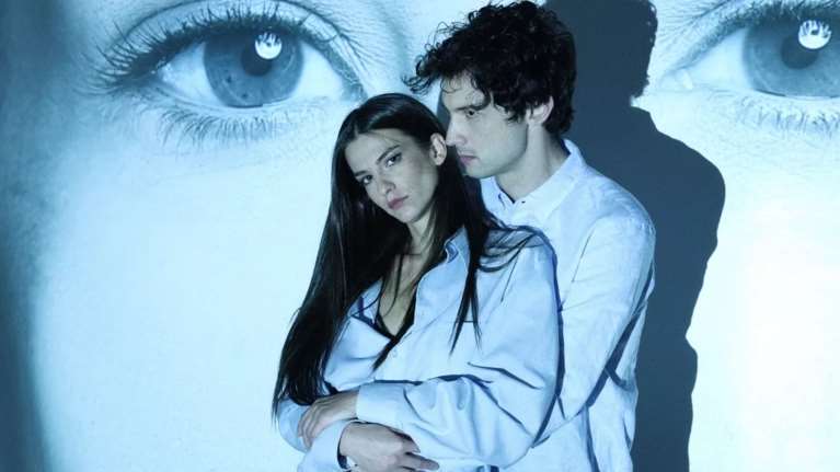 Η Άννα Σορόκιν που εξαπάτησε την ελίτ της Νέας Υόρκης έρχεται στη θεατρική Αθήνα