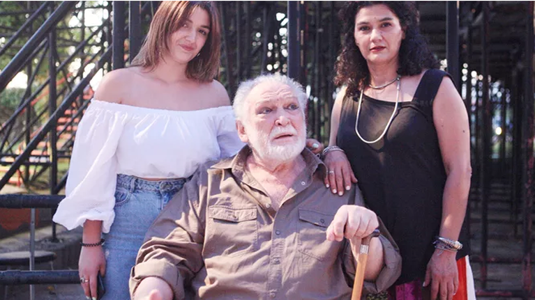 Κώστας Καζάκος: Η σπάνια φωτογραφία του 86χρονου ηθοποιού με τη Τζένη Κόλλια και την 19χρονη κόρη τους