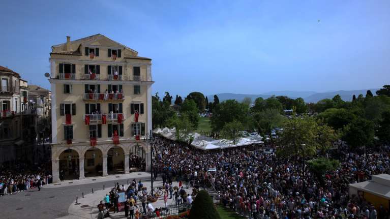 Κέρκυρα &quot;μπότηδες&quot;: Απίστευτη κοσμοσυρροή εν μέσω πανδημίας - Σαν διαδήλωση και κορονοπάρτι μαζί