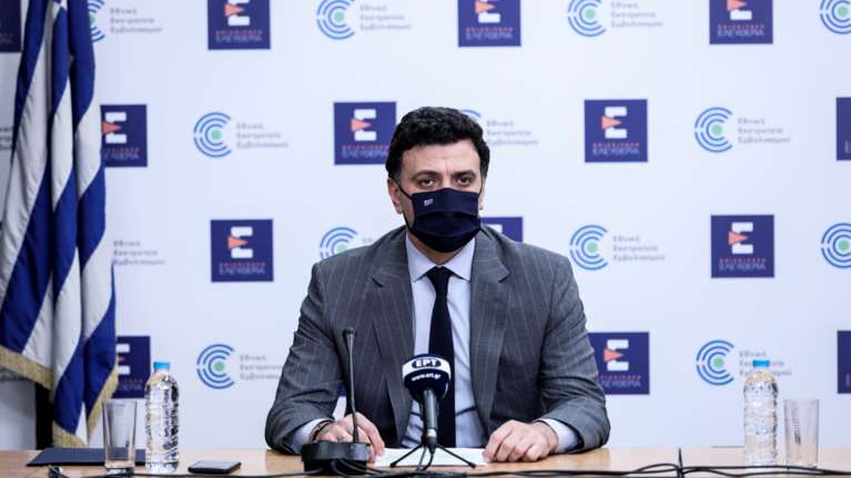 Οργισμένη σπάντηση Κικίλια στον Τσίπρα για το &quot;ξεστοκάρουμε εμβόλια&quot;: Η Επιτροπή διορίστηκε επί ΣΥΡΙΖΑ