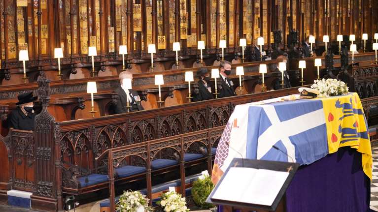 Η βασίλισσα Ελισάβετ και οι Βρετανοί αποχαιρέτησαν τον πρίγκιπα Φίλιππο