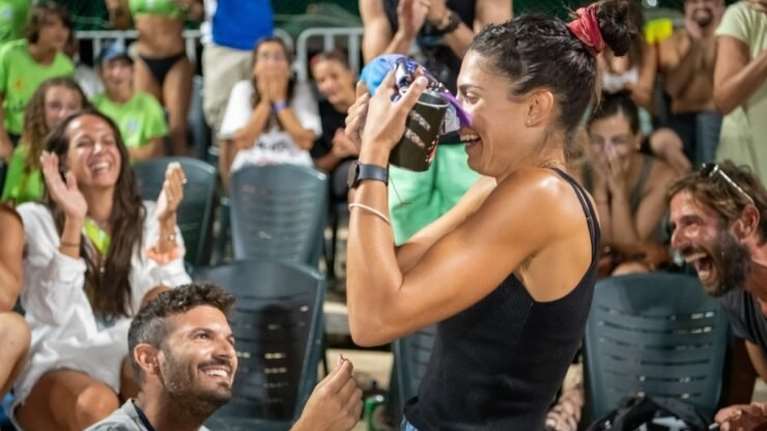 Ξεχωριστή πρόταση γάμου στους αγώνες του πανελληνίου  beach volley στον Άγιο Νικόλαο