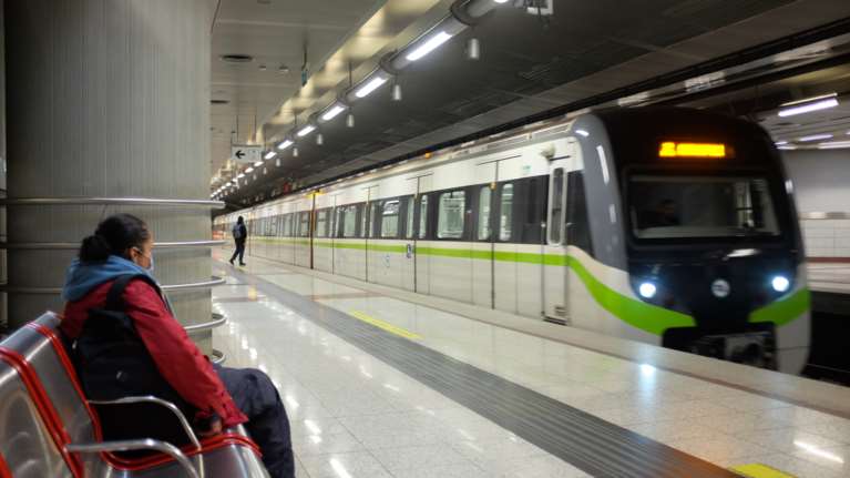 Τραγωδία στο Μετρό: Νεκρή η γυναίκα που έπεσε στις γραμμές του τραίνου στην Πανόρμου - Κατέληξε και ο άντρας που έπεσε στο Χολαργό