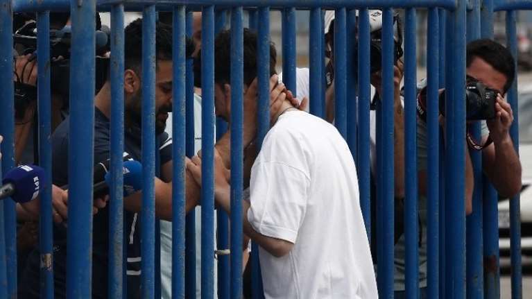 Τραγωδία στην Πύλο: Σε νοσηλεία 27 άτομα - Η ιστορία των δύο Σύρων αδερφών που αγκαλιάζονται μέσα από τα κάγκελα