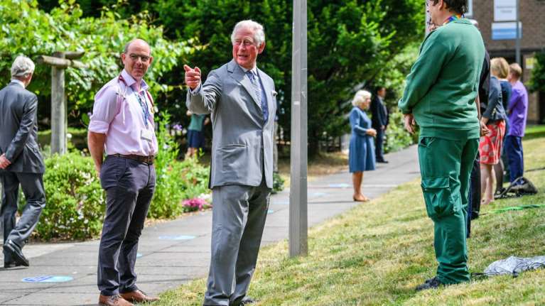 Δείτε την πρώτη δημόσια εμφάνιση της βασιλικής οικογένειας μετά το lockdown στη Βρετανία - [Εικόνες]