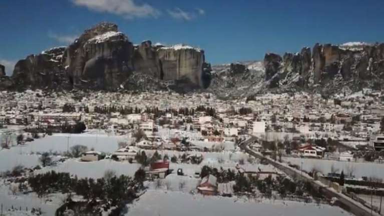 Τρίκαλα: Από τα χιονισμένα Μετέωρα ως τη λίμνη Γκιτζή - Εντυπωσιακό βίντεο από drone