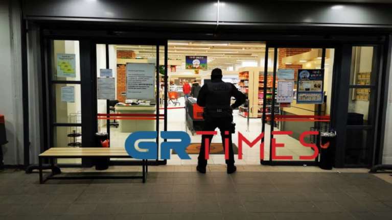 Πανικός σε σούπερ μάρκετ στη Θεσσαλονίκη: Δύο άντρες και μια γυναίκα μπούκαραν με όπλα   [Εικόνες]