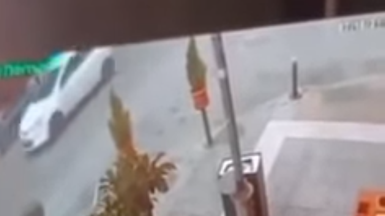 Βίντεο σοκ: Η στιγμή που ΙΧ παρασύρει 80χρονη στη Θεσσαλονίκη - Χαροπαλεύει η άτυχη γυναίκα, άφαντος ο οδηγός