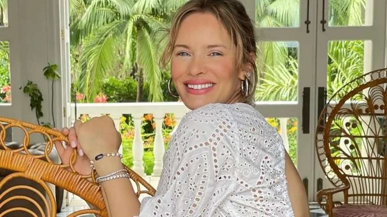 Aνίτα Μπράντ: Τα 2 πολυτελή προϊόντα που χρησιμοποιεί για αψεγάδιαστη επιδερμίδα