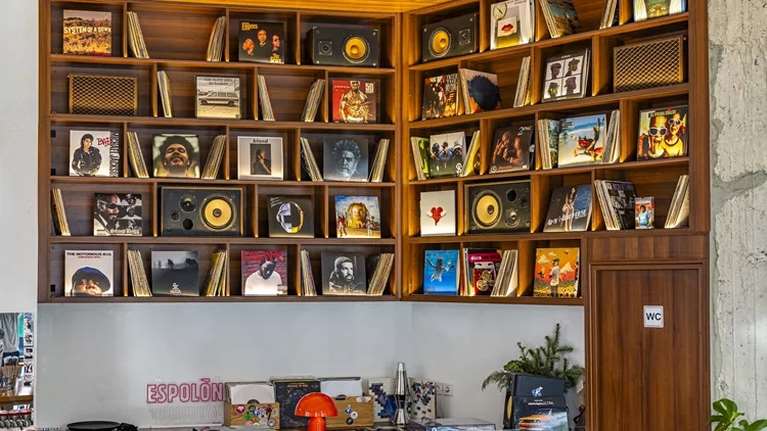 Ένα νέο μπαρ φέρνει αέρα Κέντρου στα Δυτικά Προάστια