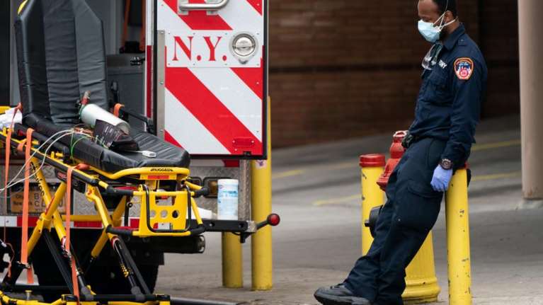 Νέο "μαύρο" ρεκόρ με 731 νεκρούς σε ένα 24ωρο στη Νέα Υόρκη