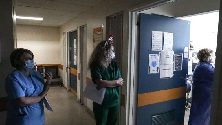 Αγωνία για τον υποδιοικητή του Θριασίου που διασωληνώθηκε: Τι λέει η σύζυγός του