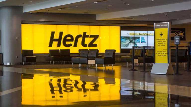 O κορονοϊός γονάτισε την Hertz: Κήρυξε πτώχευση στις ΗΠΑ και τον Καναδά