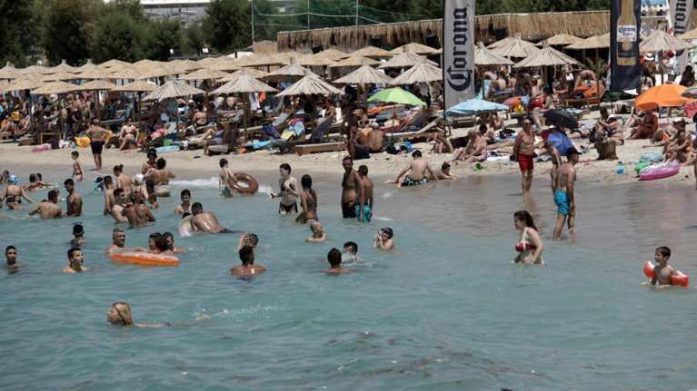 Κορονοϊός: Εμβολιασμοί και στις διακοπές - Στο σπίτι η 1η δόση, στο νησί η 2η