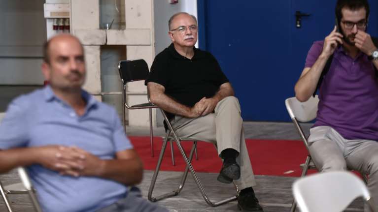 Σε απόσταση ασφαλείας ο Παπαδημούλης στην ΚΕ ΣΥΡΙΖΑ  μετά τα 38 ακίνητα - Μόνος του σε μια καρέκλα στην άκρη [εικόνες]