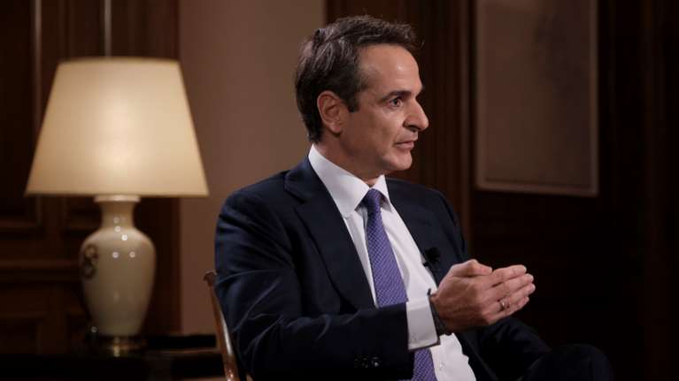 Μητσοτάκης για εμβόλιο: Το προσωπικό βίωμα με την ασθένεια της μητέρας του - "Έπασχε από πολιομυελίτιδα"