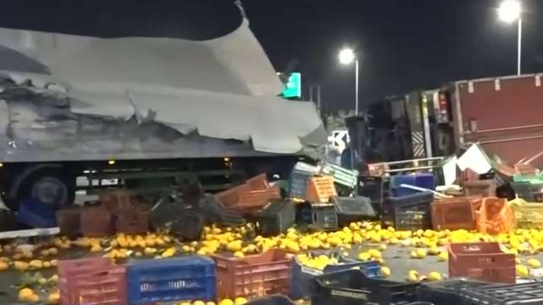 Λάχανα στην εθνική οδό: Τι λέει ο οδηγός που είχε ντεραπάρει και με νταλίκα με πορτοκάλια πριν από δύο χρόνια [βίντεο]