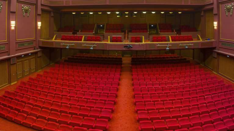 Θέατρα: Κλειστά το Σάββατο λόγω απεργίας των ηθοποιών - Αντιδράσεις από ΕΝΘΕΠΑ και ΠΕΘ