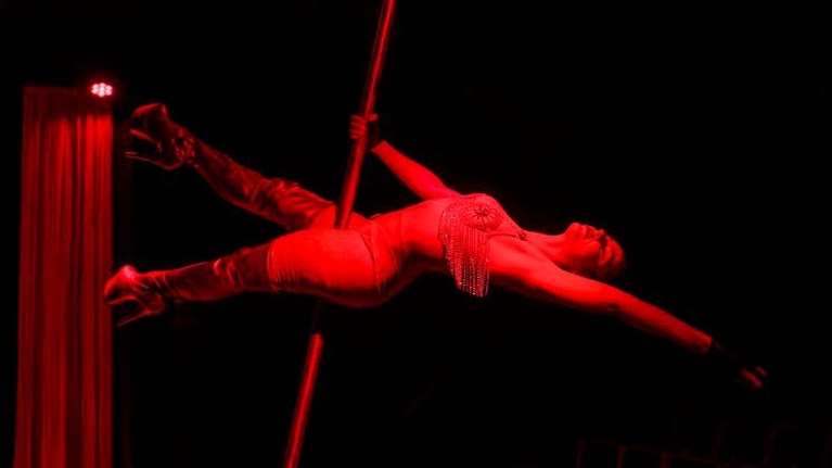 &quot;Η λέξη πρόοδος στο στόμα της μητέρας μου ηχούσε πολύ φάλτσα&quot; - Η παράσταση που σάρωσε επιστρέφει