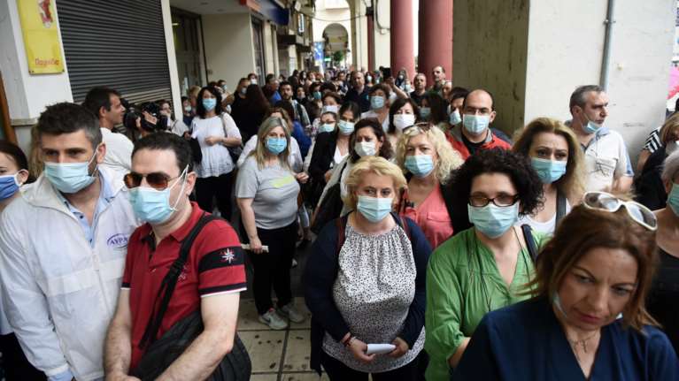 Επίδομα 800 ευρώ: Πιστώθηκε σε πάνω από 6.000 επιχειρήσεις  - Τι θα γίνει με τις επιχειρήσεις που έχουν δηλώσει λάθος ΙΒΑΝ