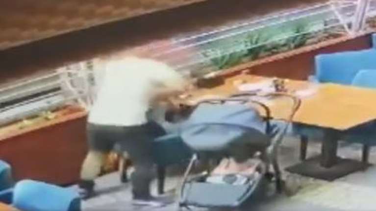 Τουρκία: Τρόμος για μητέρα σε καφετέρια - Της επιτέθηκε με σπασμένο ποτήρι ο πρώην σύζυγος, μπροστά στο μωρό τους [Βίντεο]