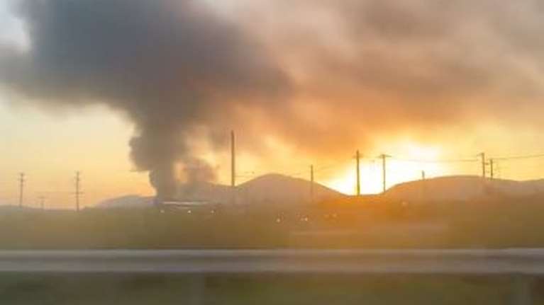 Συναγερμός στην Πυροσβεστική: Μεγάλη φωτιά σε αποθήκη με ζωοτροφές στο Κορωπί [Βίντεο]