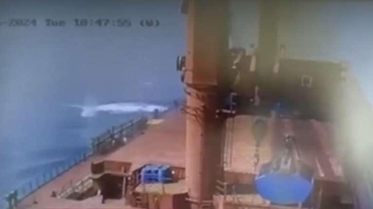 Η στιγμή της επίθεσης των Χούθι στο ελληνόκτητο πλοίο Zografia - Βίντεο ντοκουμέντο