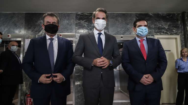 Με μάσκα στο υπουργείο Εργασίας ο Μητσοτάκης: Ηλεκτρονικά από σήμερα το 1/3 των συντάξεων με το σύστημα ΑΤΛΑΣ