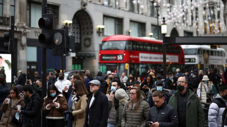 Σαρώνει η μετάλλαξη Όμικρον τη Βρετανία: Νέο αρνητικό ρεκόρ με 120.000 κρούσματα σε 24 ώρες