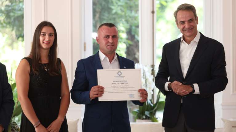 Γκόκα Λεβιάν: Έλληνας πολίτης ο Αλβανός ήρωας που βούτηξε να σώσει τα παιδιά που πνίγονταν στον Αραχθο [εικόνες]