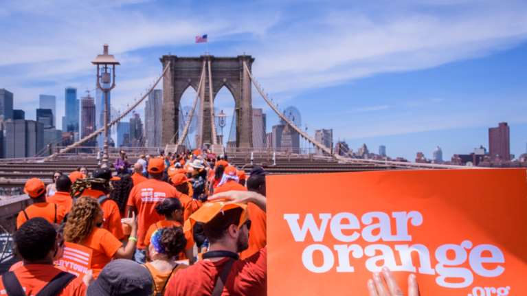 Σταρ του Χόλυγουντ φόρεσαν πορτοκαλί για την Ημέρα Ευαισθητοποίησης για την Ένοπλη Βία στις ΗΠΑ