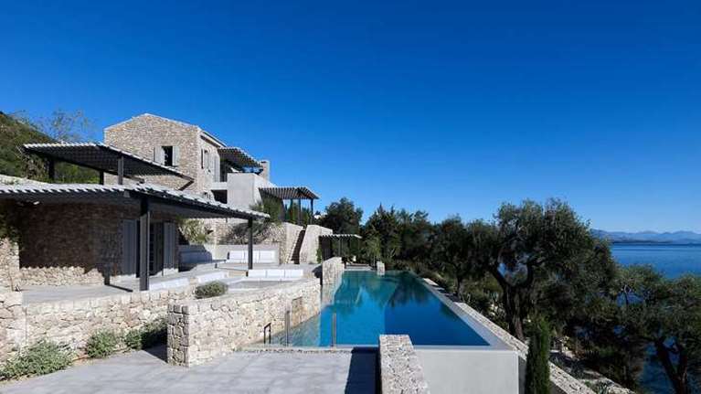 Ένα σπίτι στην Κέρκυρα με λιτή μορφολογία -  Δυο πέτρινα κτίρια με παραδοσιακές αναφορές