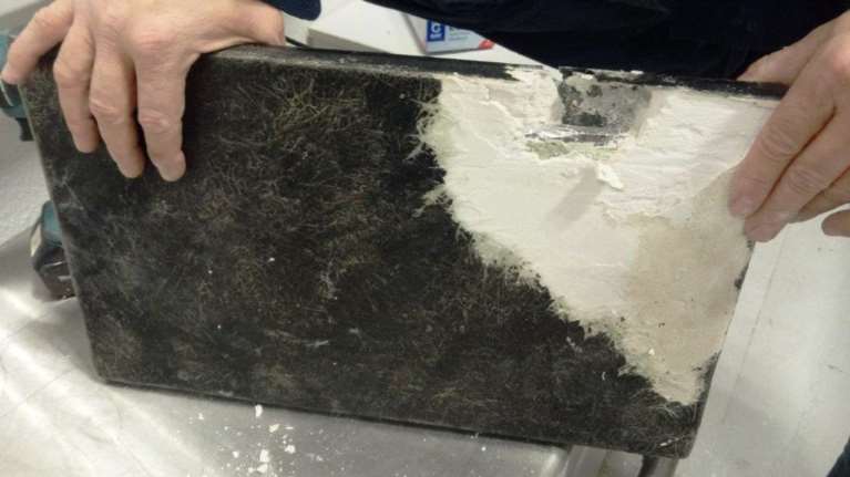 &quot;Ελ. Βενιζέλος&quot;: 52χρονος είχε κρύψει σχεδόν 2 κιλά κοκαΐνη μέσα σε κορνίζες! [Εικόνες]