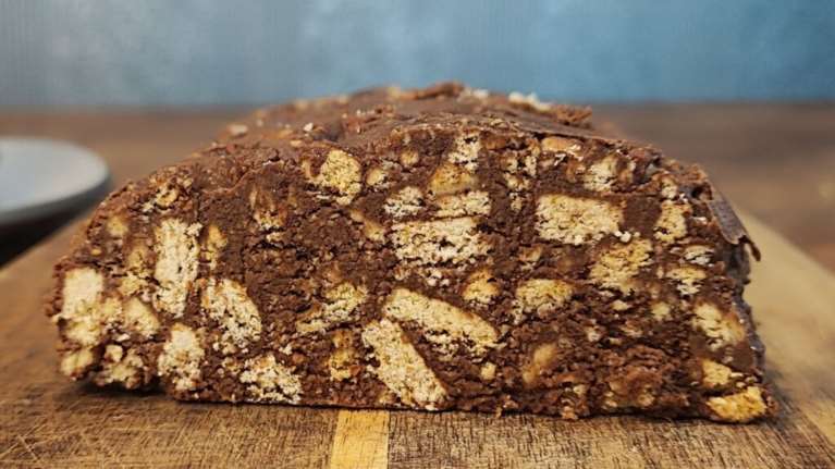 Συνταγή: Απίθανος light κορμός σοκολάτας με 3 υλικά, χωρίς ζάχαρη