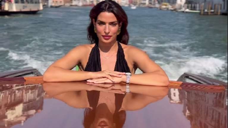 Τόνια Σωτηροπούλου:  Στο Μπιαρίτζ με το μαγιό που αγαπούν οι Γαλλίδες