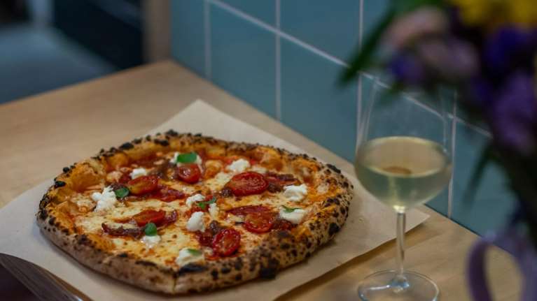 Τι Νάπολη, τι Νεάπολη: Στα Εξάρχεια παίζει μια από τις καλύτερες πίτσες της Αθήνας