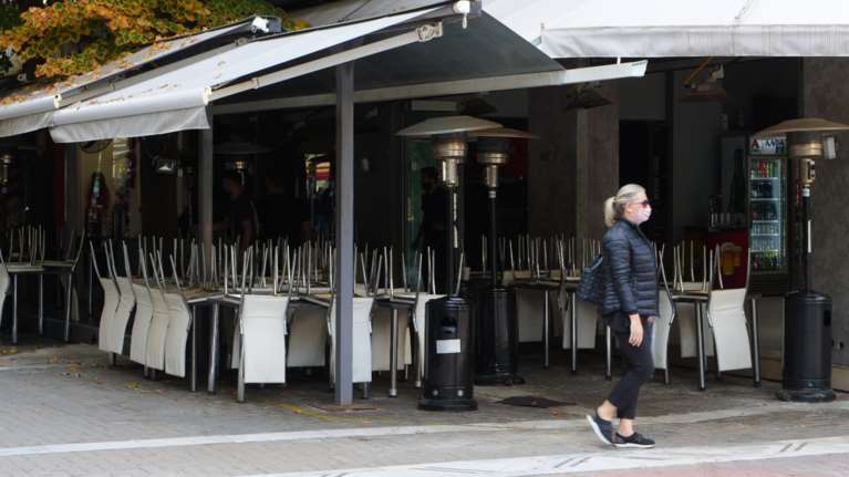 Αδιανόητο: Απέλυσαν εργαζόμενη στην εστίαση επειδή ο σύζυγός της έχει κορονοϊό