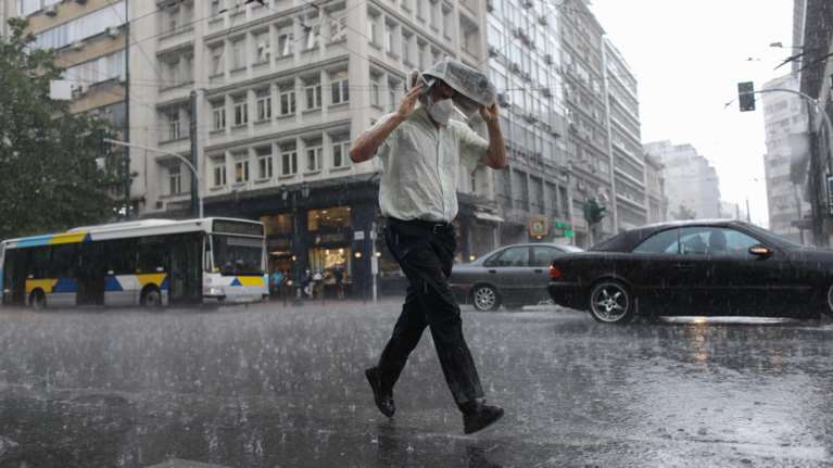 Καιρός: &quot;Χειμώνας&quot; με καταιγίδες και χαμηλές θερμοκρασίες την Τρίτη και στην Αττική -  Σε ποιες περιοχές θα ρίξει χαλάζι