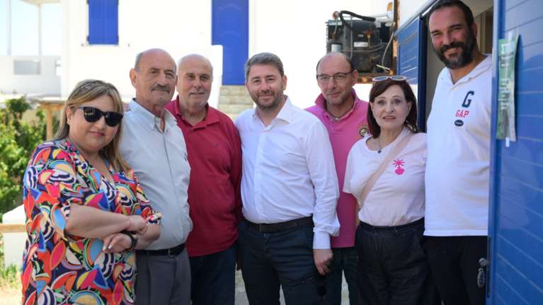 Στη Σέριφο ο Νίκος Ανδρουλάκης: Καρφιά στην κυβέρνηση για την Golden Visa στα μικρά νησιά [εικόνες]